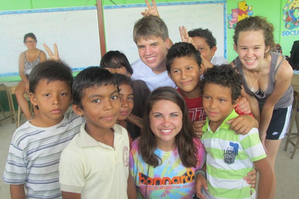 Volunteer with children in Costa Rica with Global Leadership Adventures