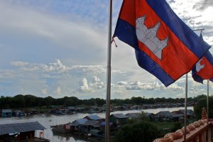 The floating village and the Cambodian flag.