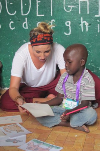 Volunteer with children in Tanzania with Kaya Volunteers