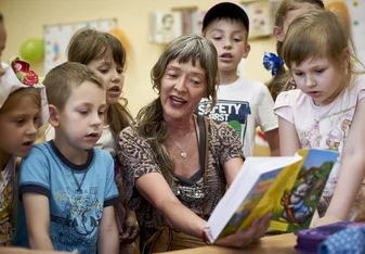 woman teaching kids