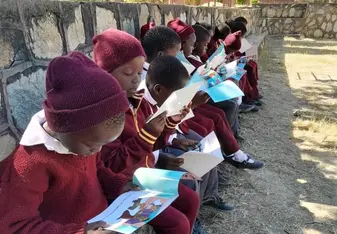 Kids reading at Mount Cazalet Primary School 