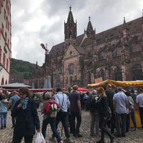 There is a market in the square of the Freiburger Munster 6 days a week. Flowers, plants, sausages, fresh vegetables and fruits and more!