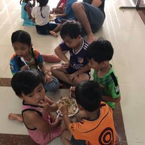 Regularly, each children eat in a common plate. This helps to monitor easily the group