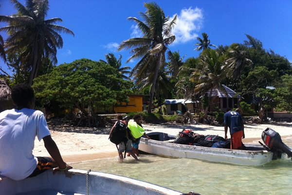 Volunteer on the beach in Fiji with GVI