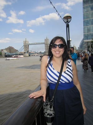 Victoria in front of the Tower Bridge in London