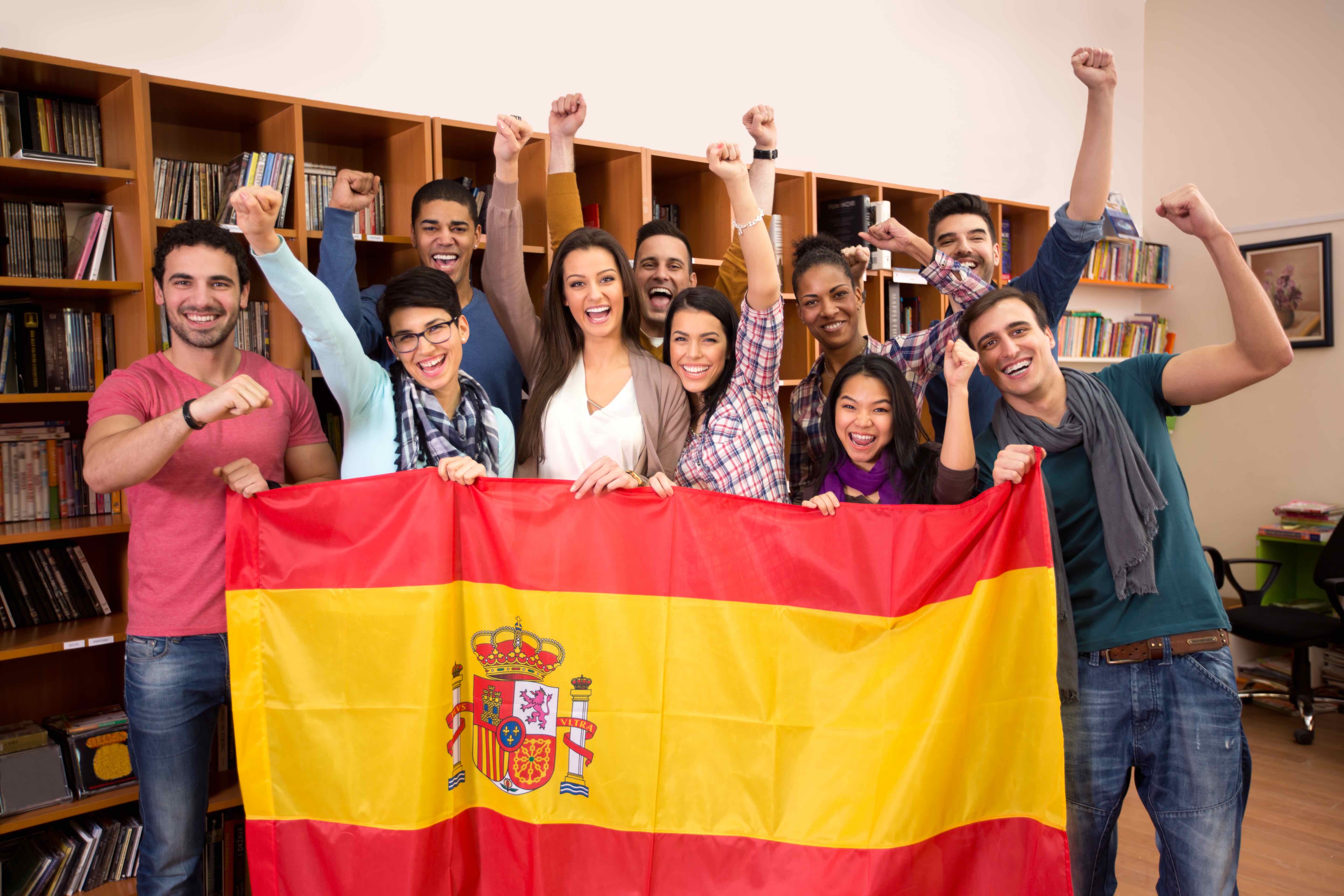В школе испанский язык изучают 90 учащихся. Образование в Испании. Школы в Испании. Студенты в Испании. Университеты Испании.