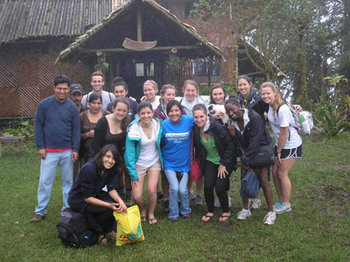 group of volunteers in Ecuador