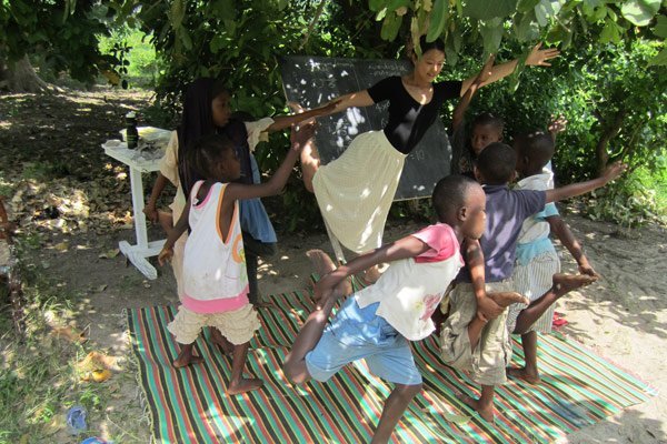 Volunteer with children in Tanzania with Cross Cultural Solutions