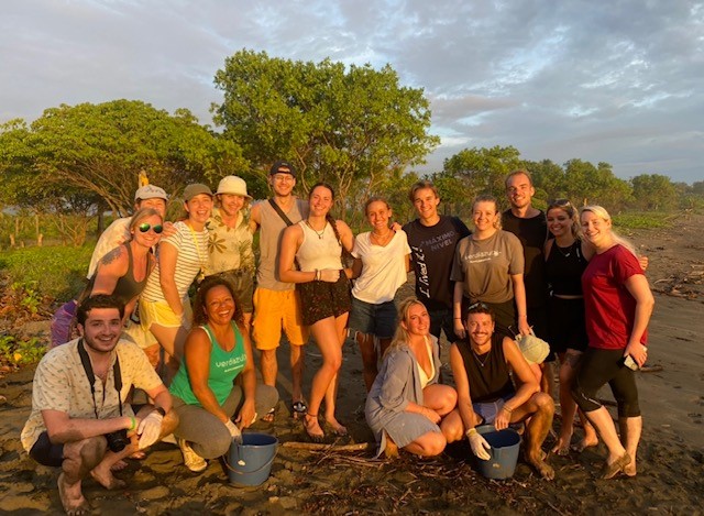 Group of volunteers in Junquilla Costa Rica