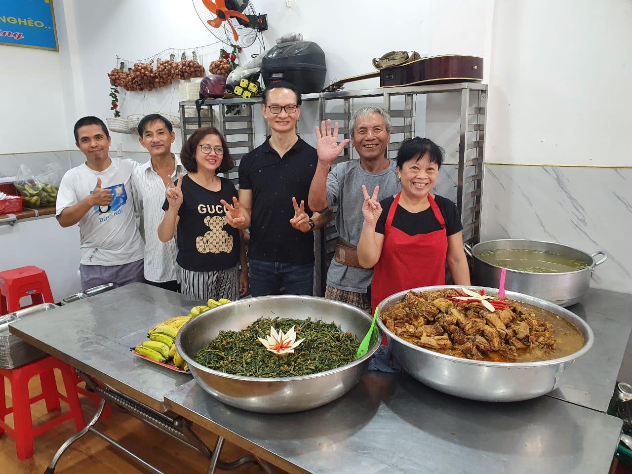 IVHQ_Vietnam_FoodOutreach1