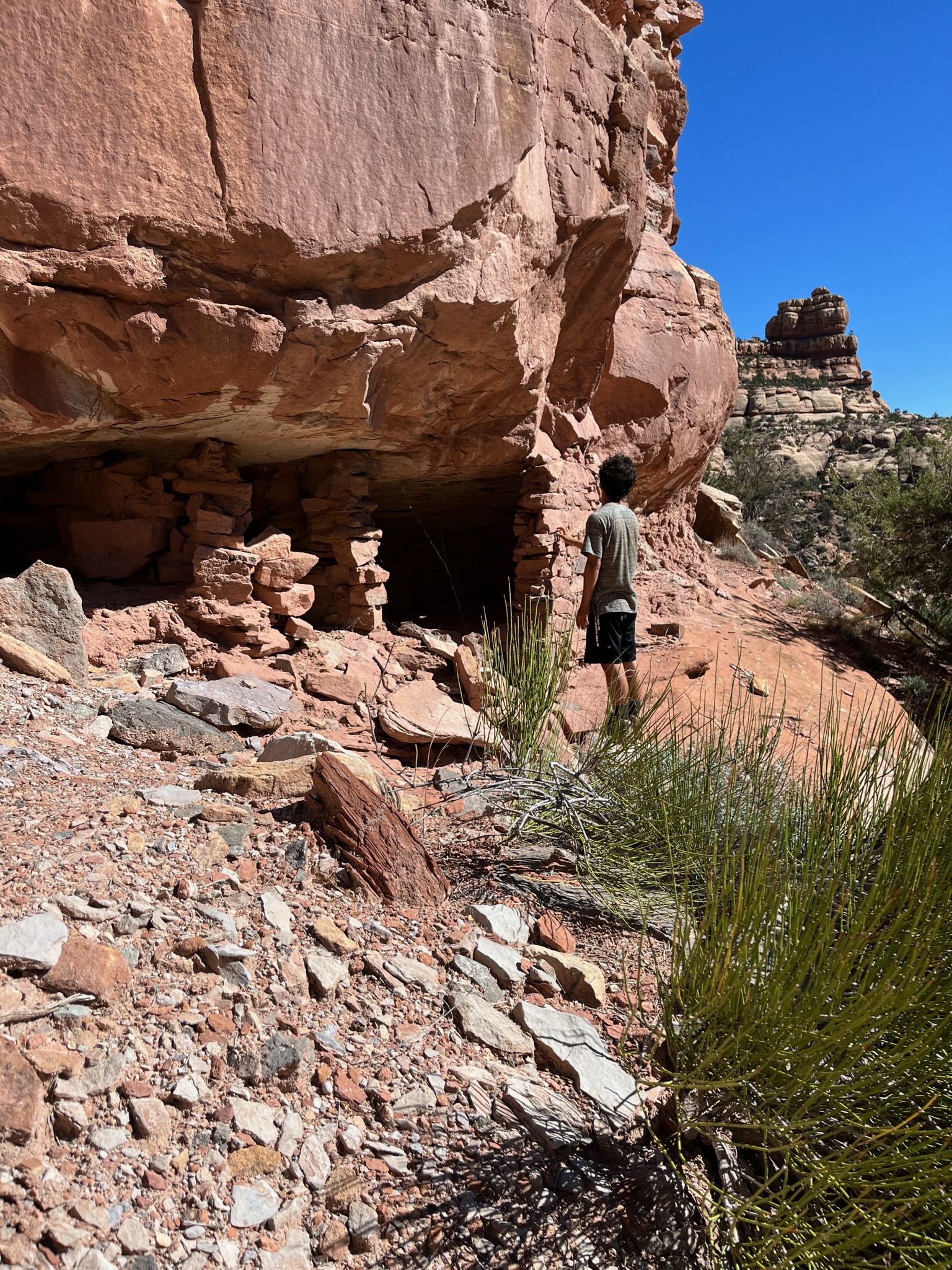 Exploring ancestral puebloan ruins we found while backpacking in Utah