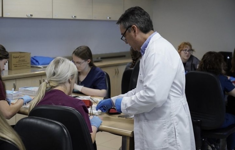 Arcos has provided me with incredible opportunities such as the one pictured above. My class and I were able to take a suture, injections, and vitals class from the head of the Medical School at ULatina, San Pedro.