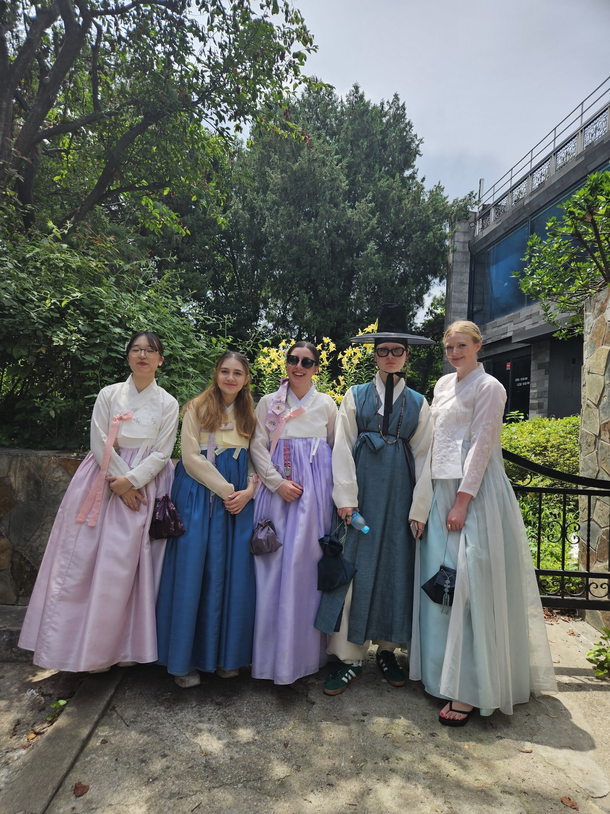 Dressing in Traditional Korean Hanbok!