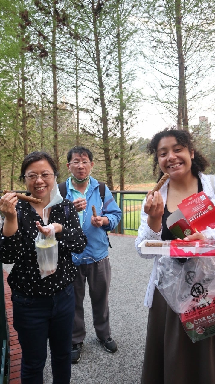 In this picture I am sharing delicious egg rolls with my friend Lynn parents! Lynn invited me to her home in Taichung, and her parent's surprise me with a trip to the beautiful Sun-Moon lake! Lynn was my language partner in the Fall semester. Lynn also became a very special friend. I love Lynn so much! 