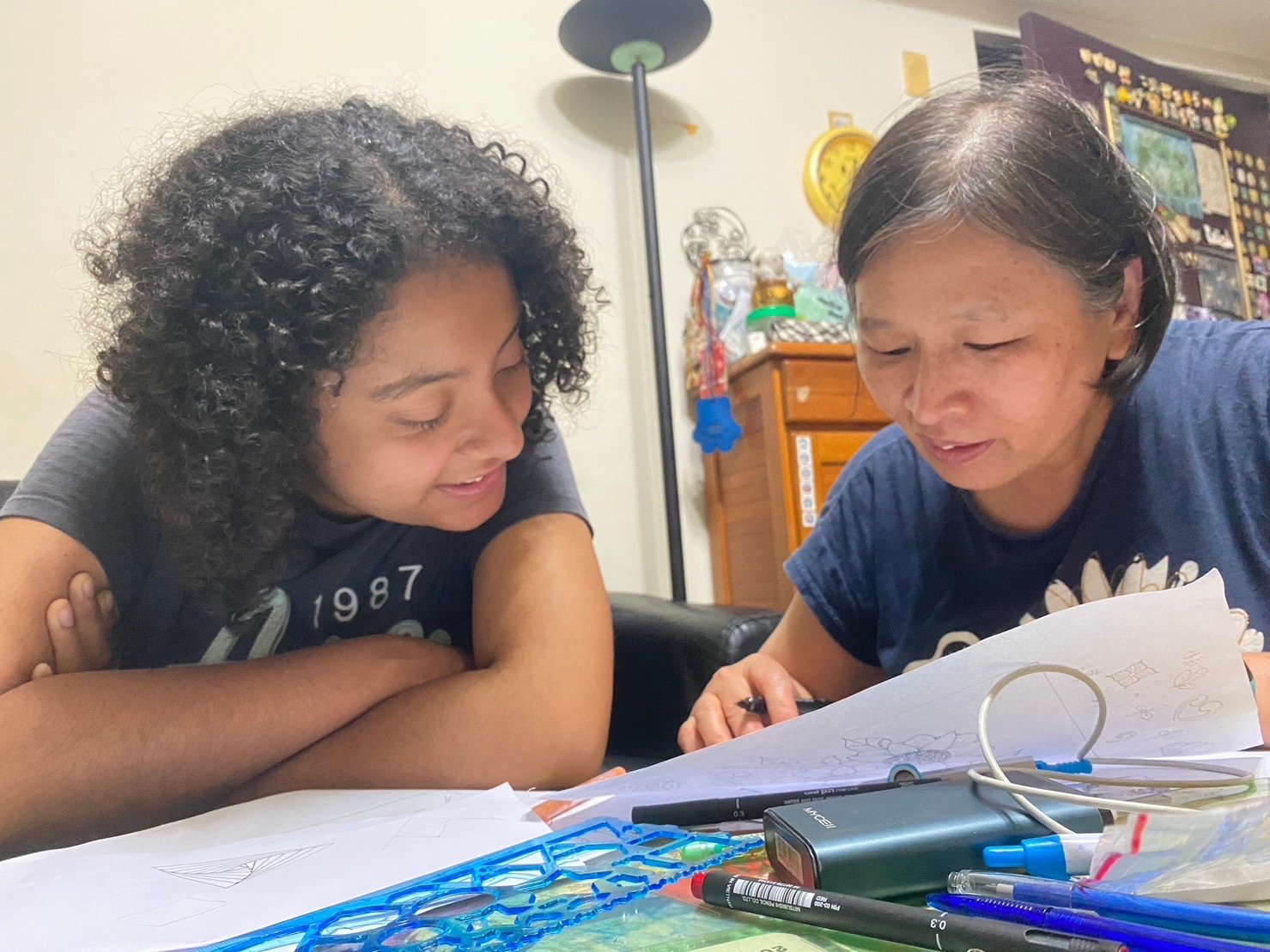 My friend Jane invited me to her hometown in Taichung! In this picture, her lovely mom taught me how to draw. Jane was my language partner for the Spring semester. Jane became a very special friend. Jane and her mom are very lovely people. I am so grateful I met them!