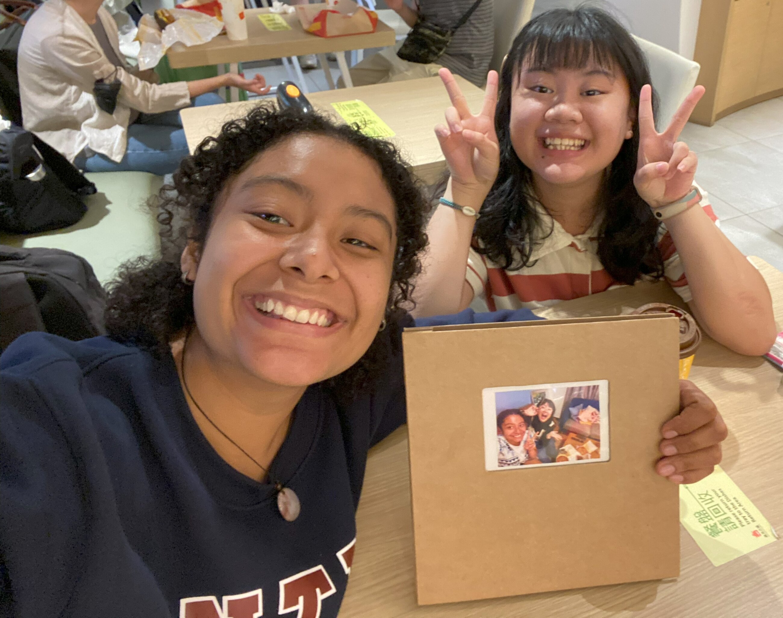 She is Lynn! She can speak Spanish! 太厲害了的朋友!On my Departure date, she came with me to the airport and surprised me with a beautiful memory book! Lynn is so Sweet!