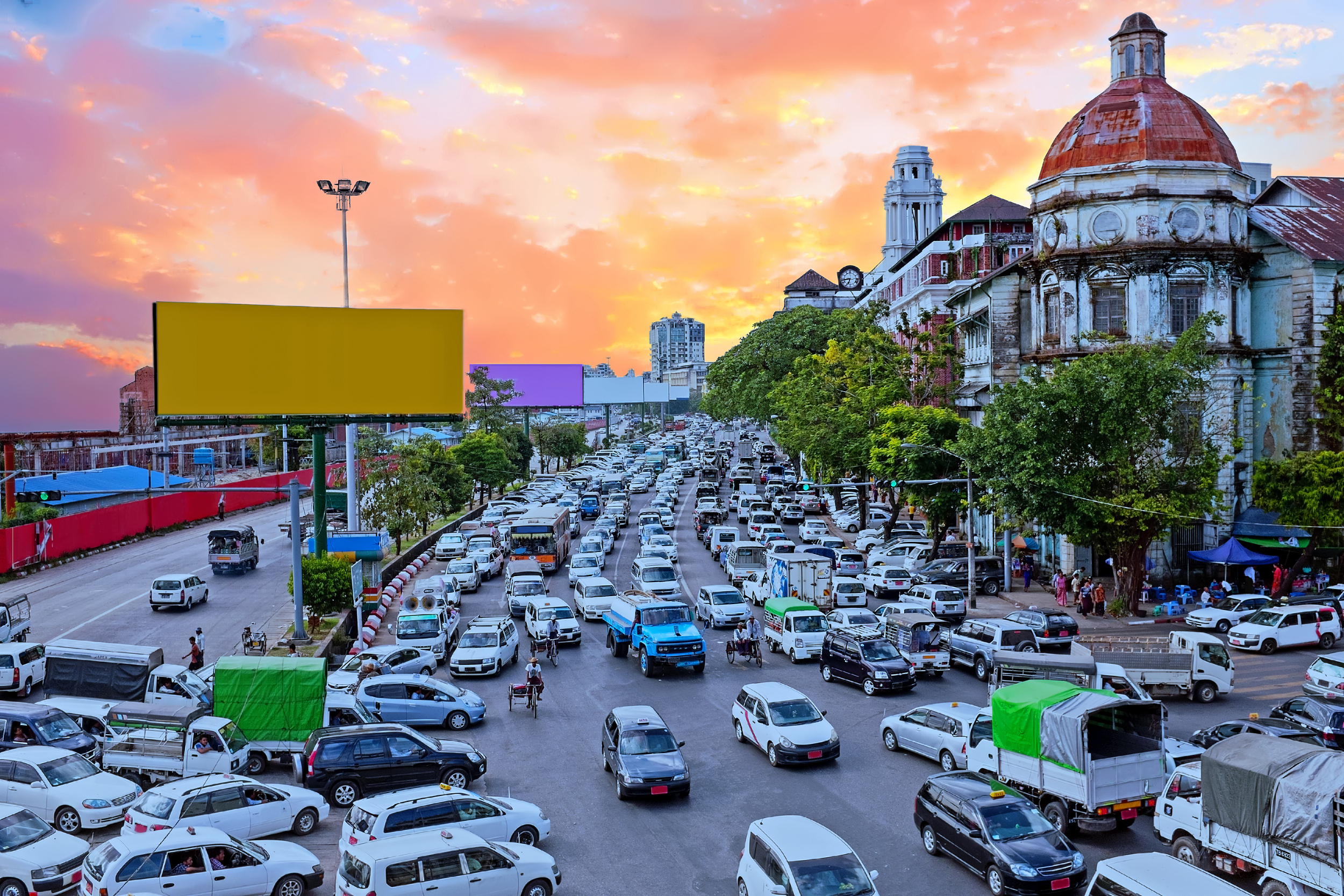 a busy intersection in the city