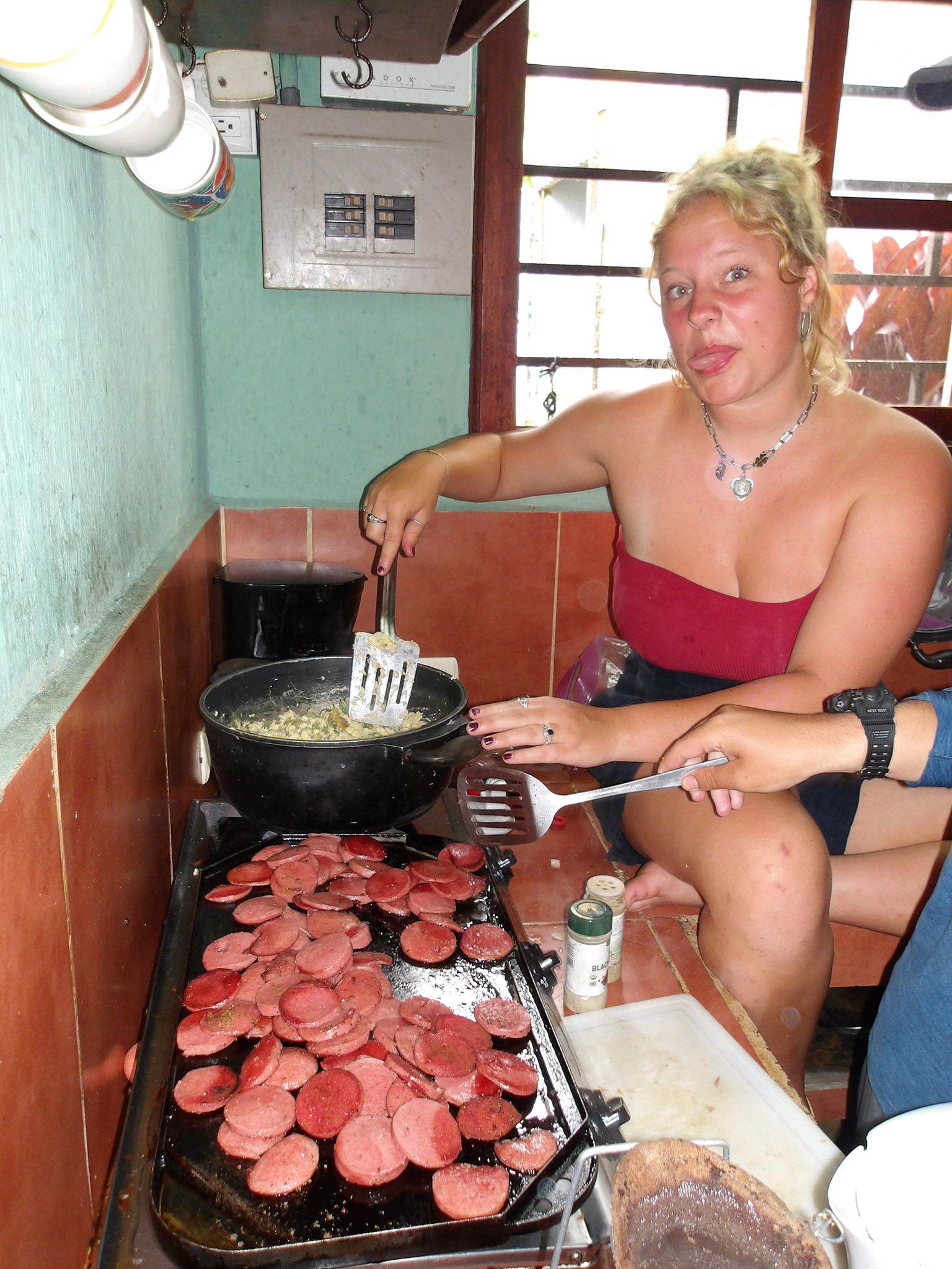 Making breakfast in the Manuel Antonio house (surf fase)