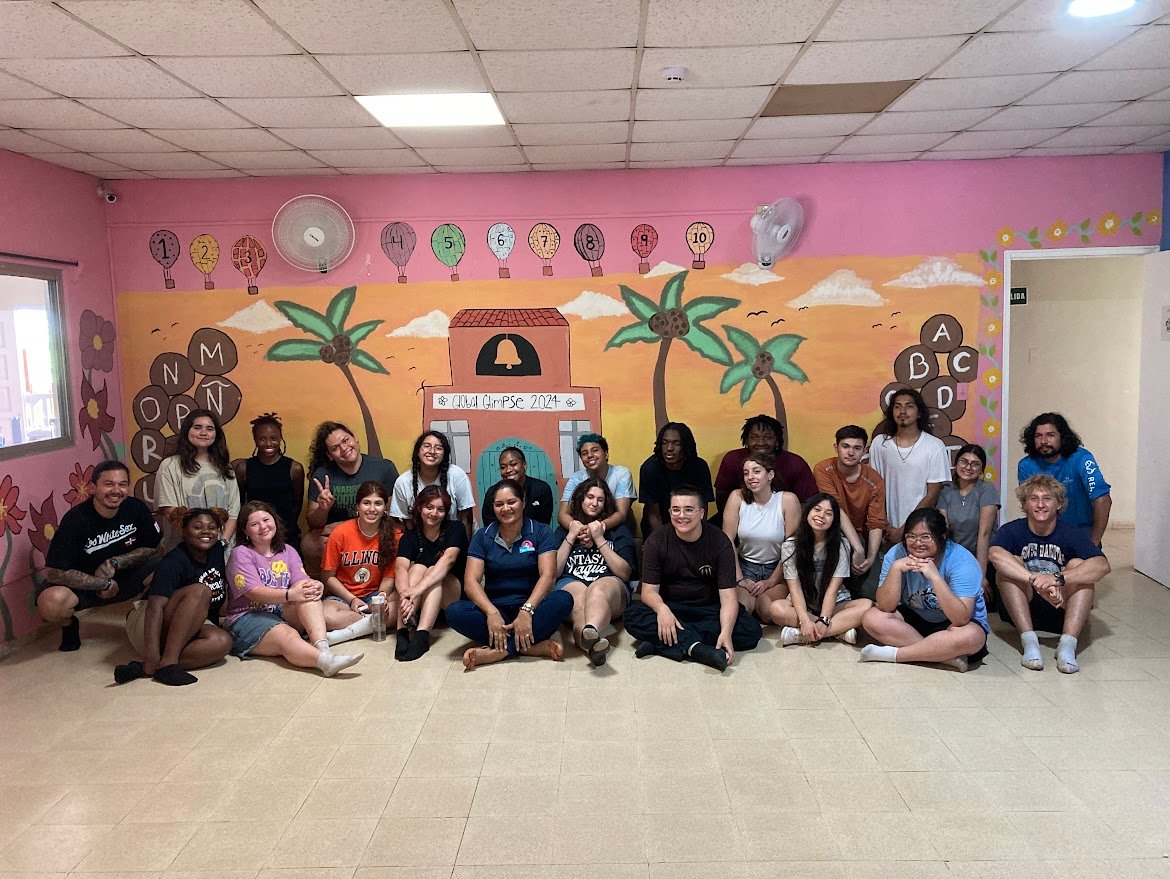 Group Photo of the finished wall at Nutré Hogar!