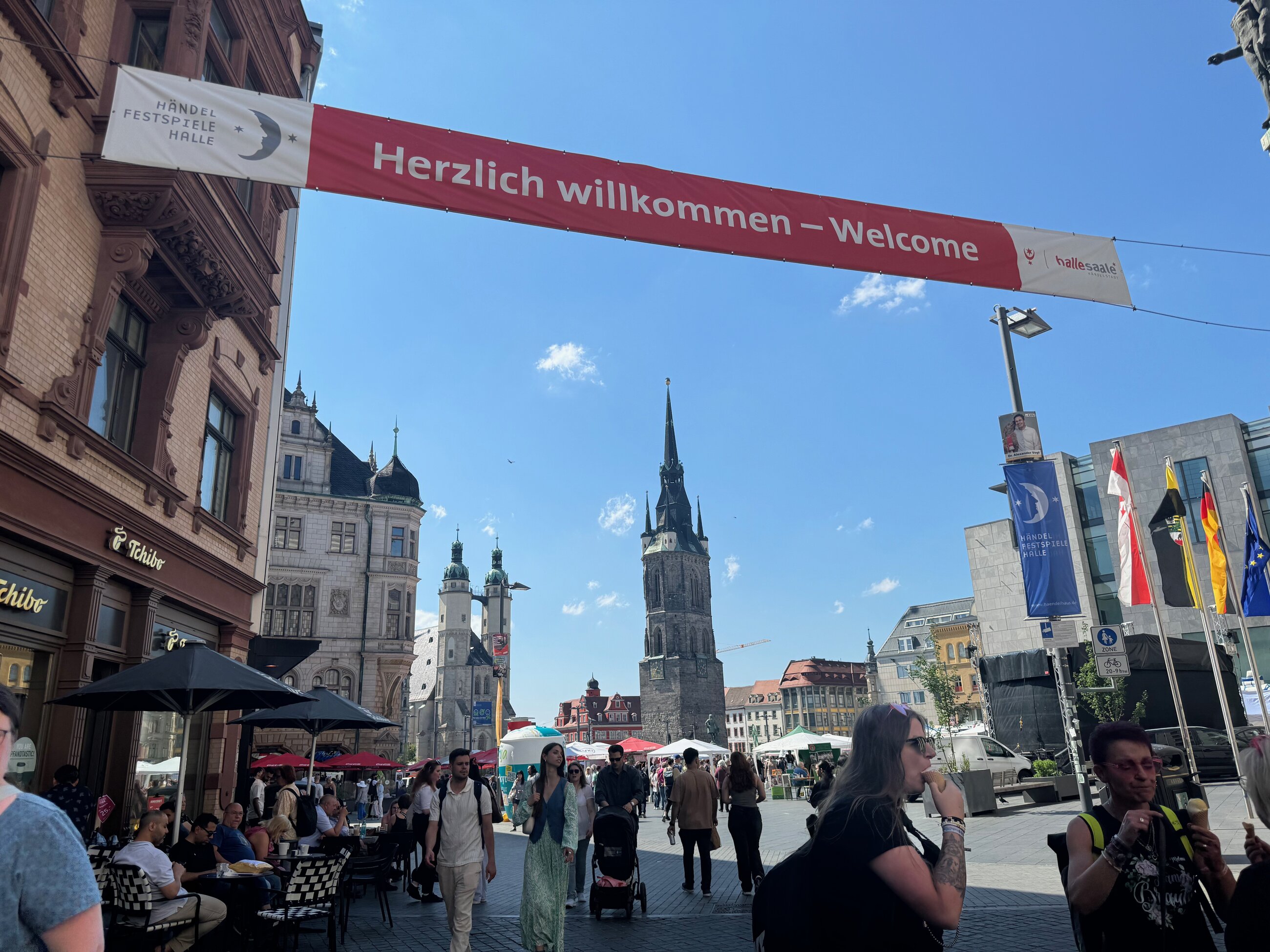 "Hearty Welcome" festival sign in Halle Marktplatz