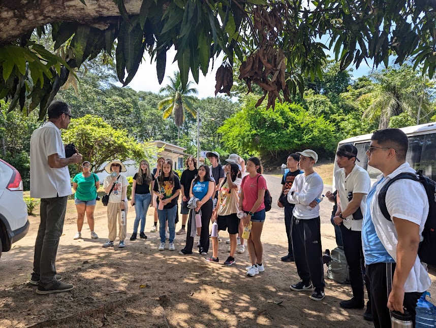 The crew at Tortuga Pedasi learning about the importance of the turtle conservation 🐢🐢