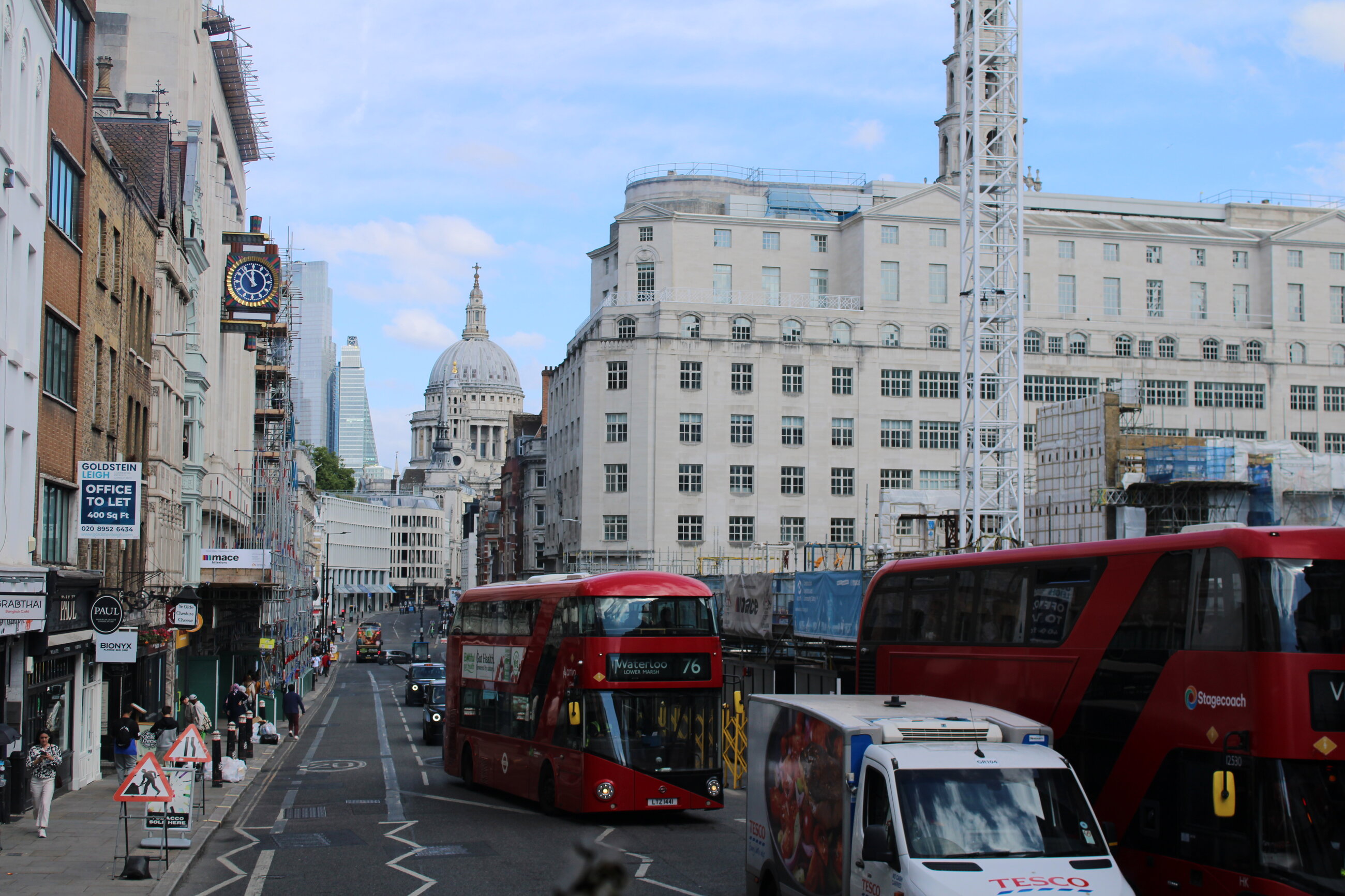 Fleet St that leads to St. Paul Cathedral