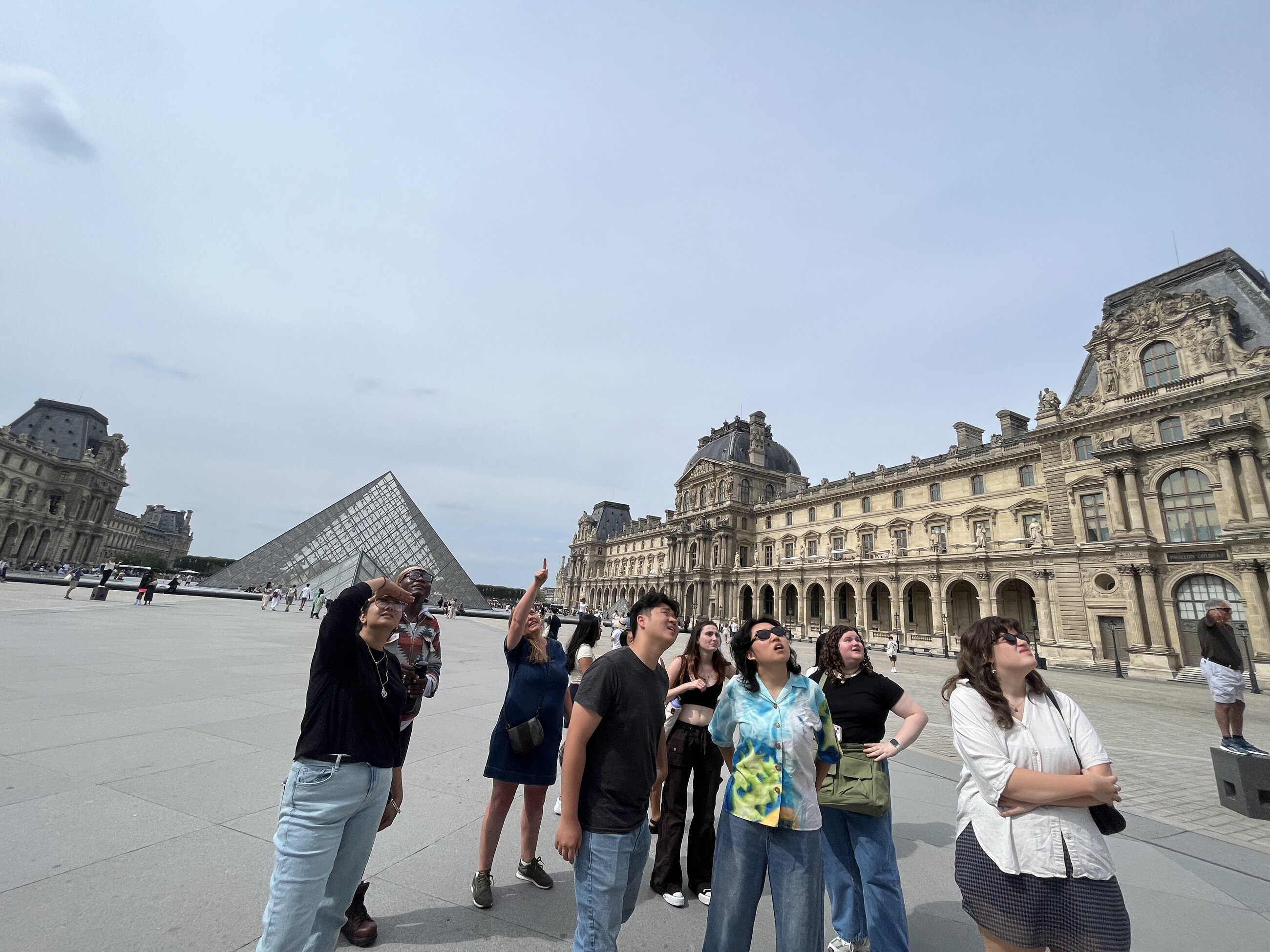 Paris architecture and history class visiting the Louvre museum !
