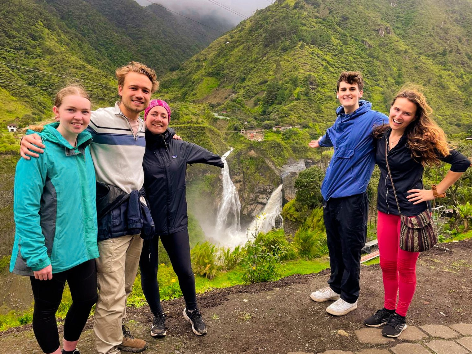 Adventure day at the Baños de Agua Santa waterfalls accompanied by other volunteers