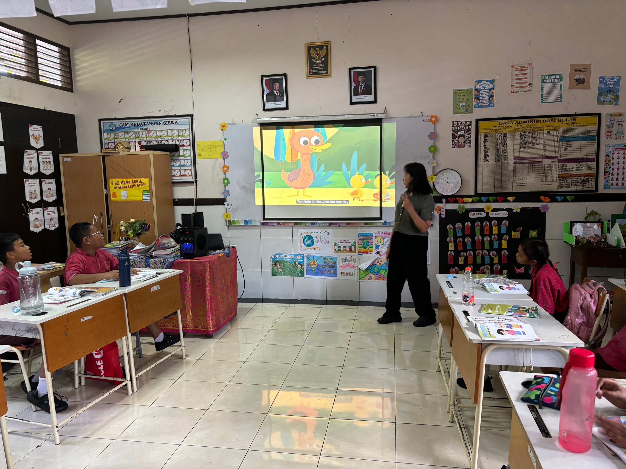 Teaching Bali students Five Little Ducks