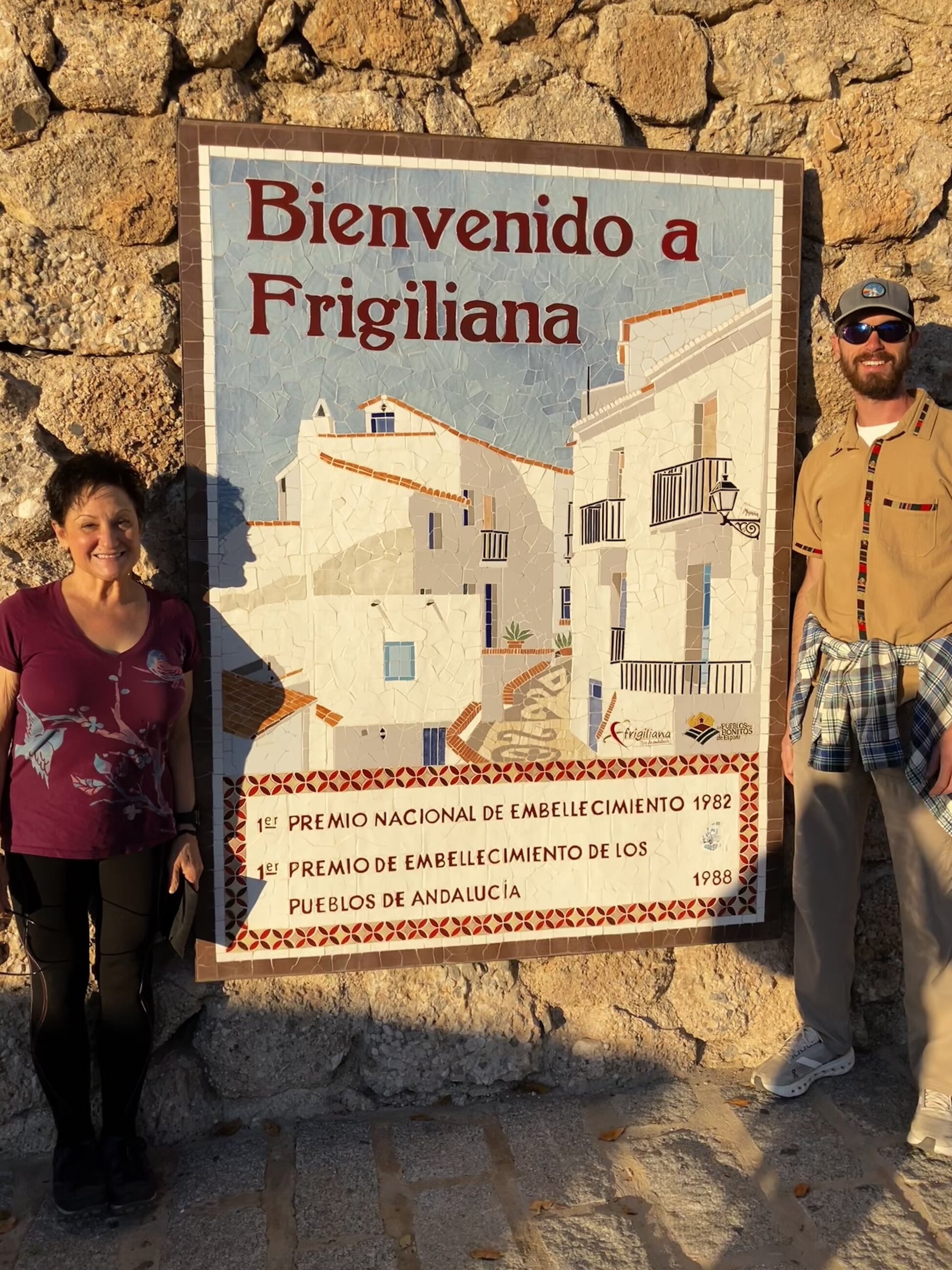 Marla y Samuel afuera viejo hermoso pueblo, Frigiliano