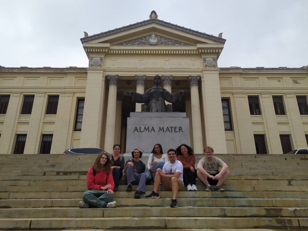 Our class in front of el Universidad de La Habana.