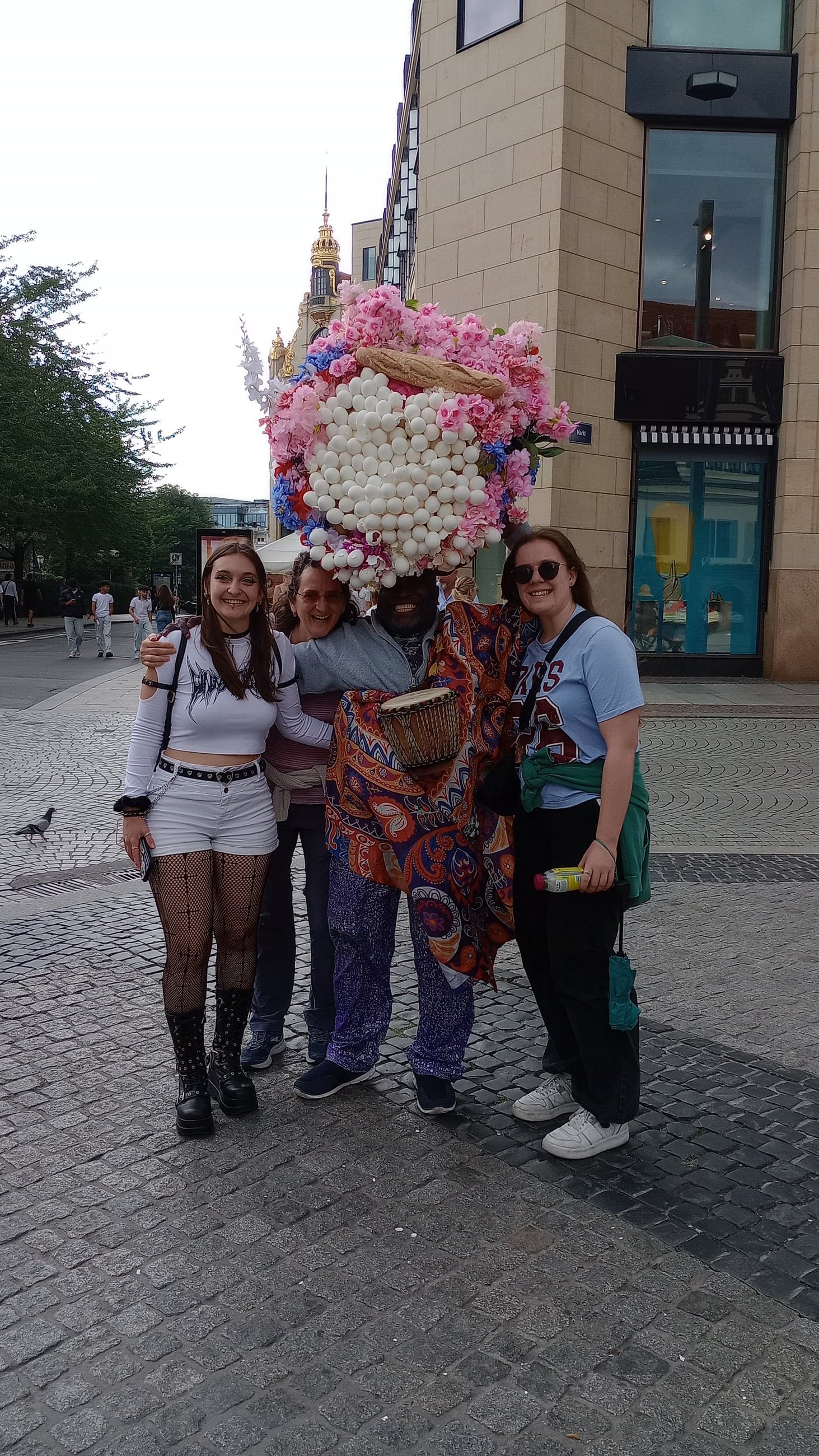  With two classmates in Leipzig, with Mr. Eggman, who won the Guinnes world record for transporting the most numbers of eggs in a basket.