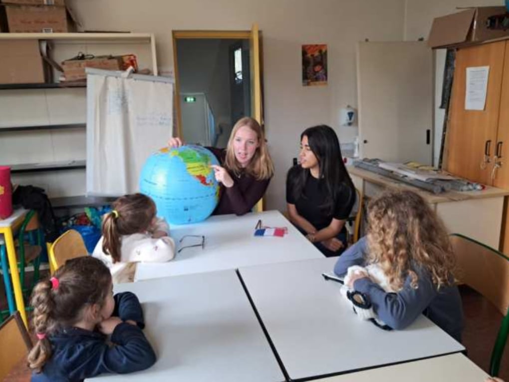 volunteering with kids to help teach english!