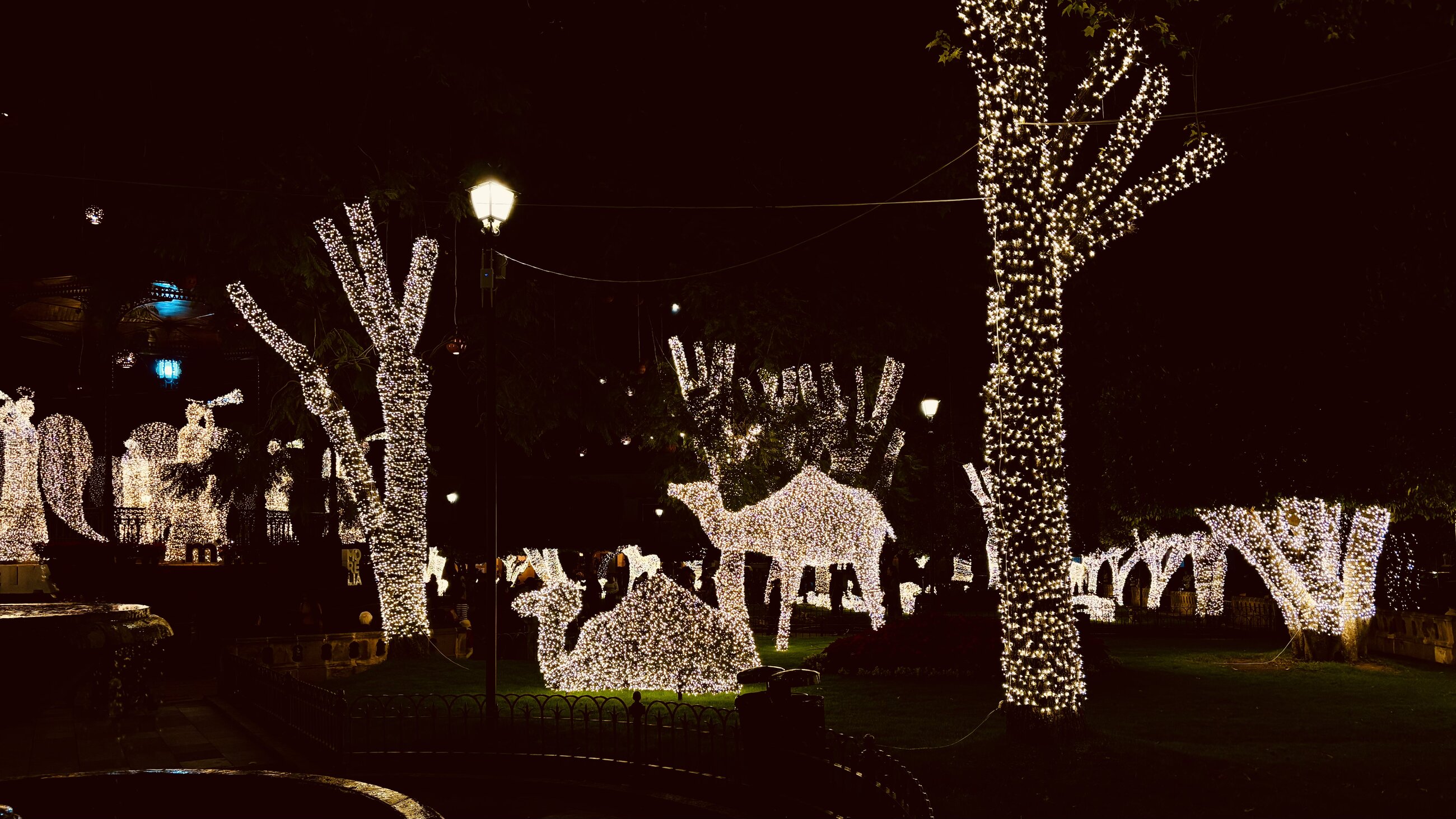 Luces de navidad en la plaza de armas, Morelia 