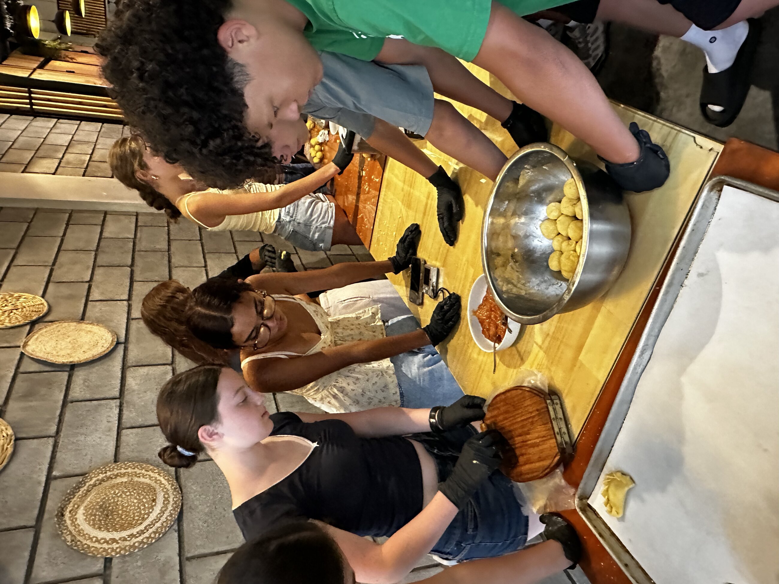 Making pineapple empeñadas