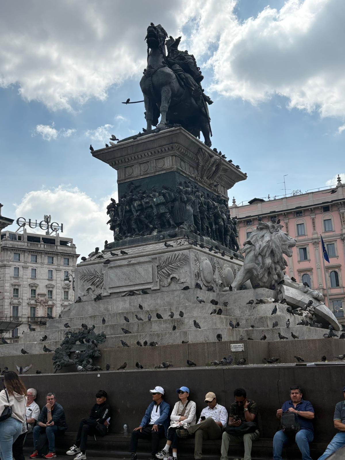 Picture of the Horse in the center of Duomo where Pigeons come