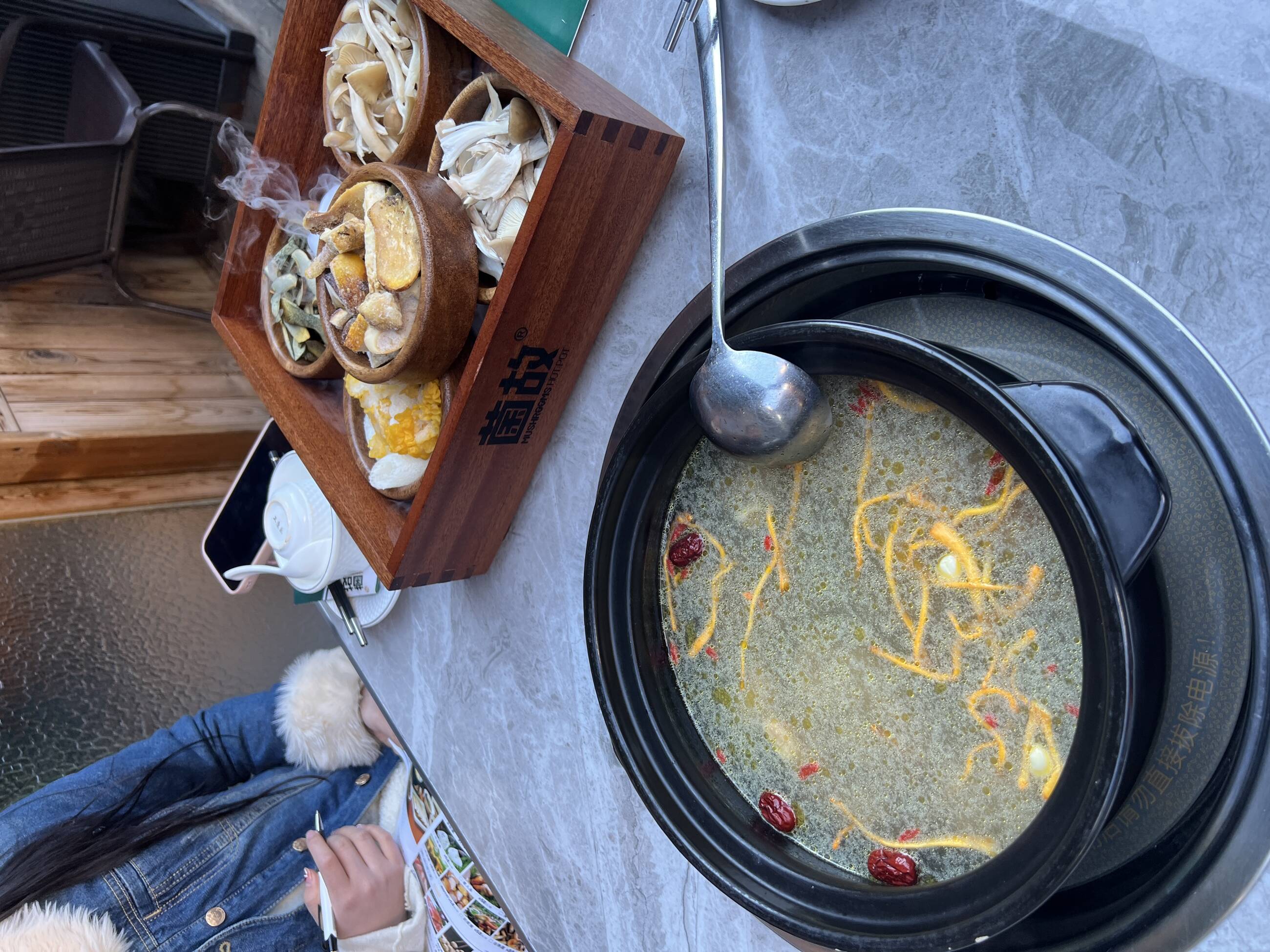Zuppa con i famosi funghi di Kunming 