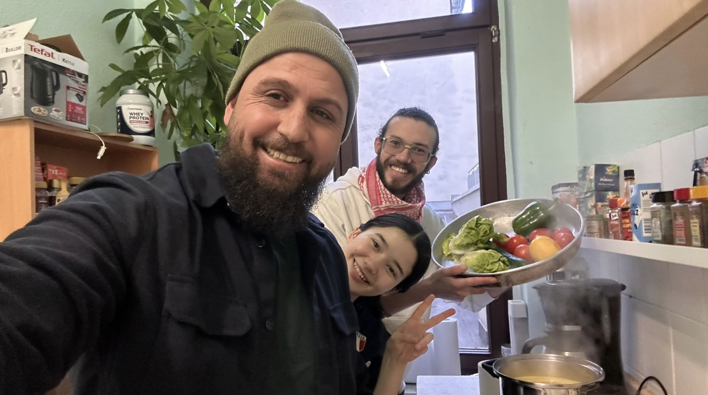 Cooking lesson with Rafat and Excellence Center member (they are moving to a new location in Halle with a very nice and well-equipped kitchen soon!)