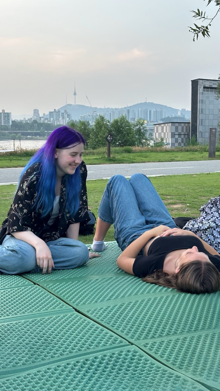Chilling on the Han River