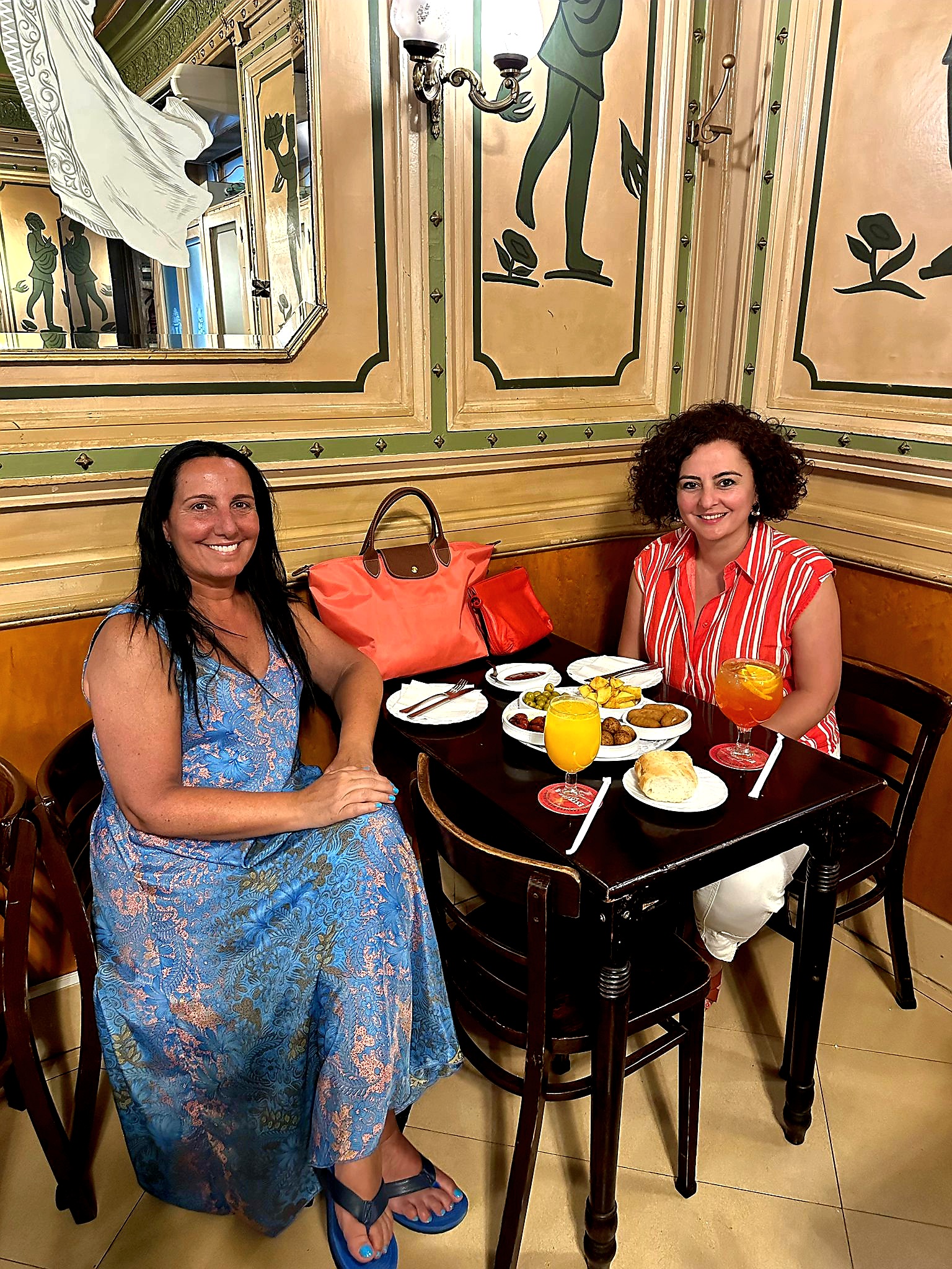 Stopping at Cafe de la opera—one of Barcelona’s oldest cafes, right in the heart of Las Ramblas in Barcelona city centre.