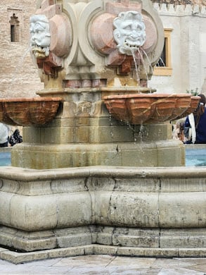 Fountains like this were everywhere in Sevilla, and I always stopped to look at the details