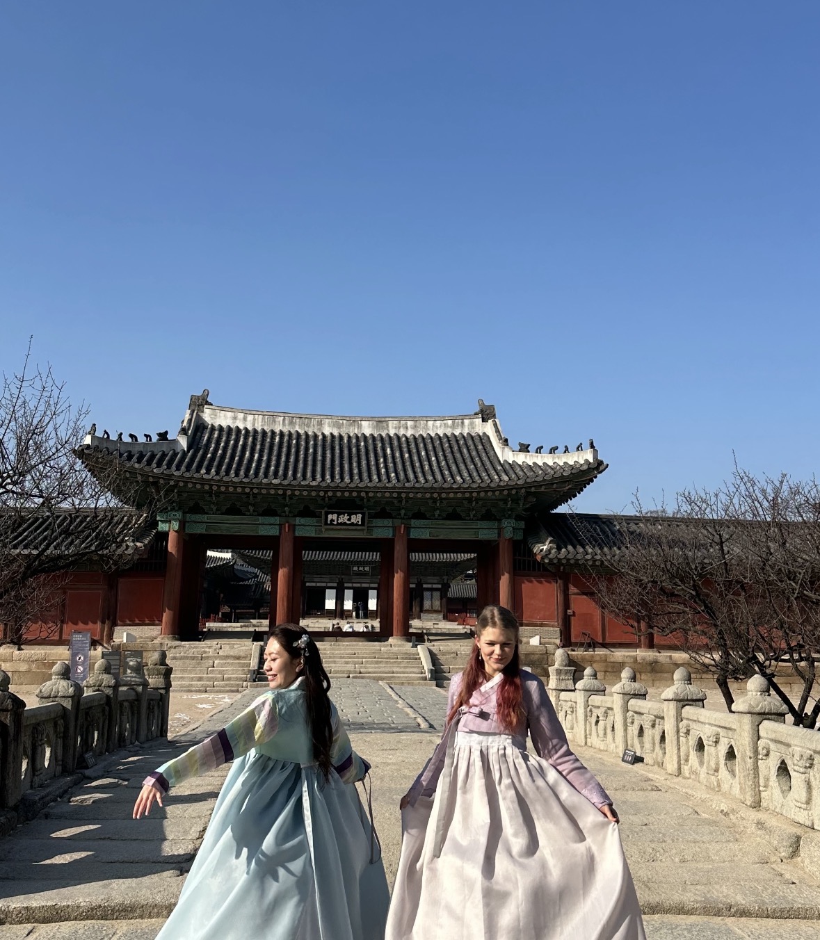 This was the moment I wore a hanbok with other participants