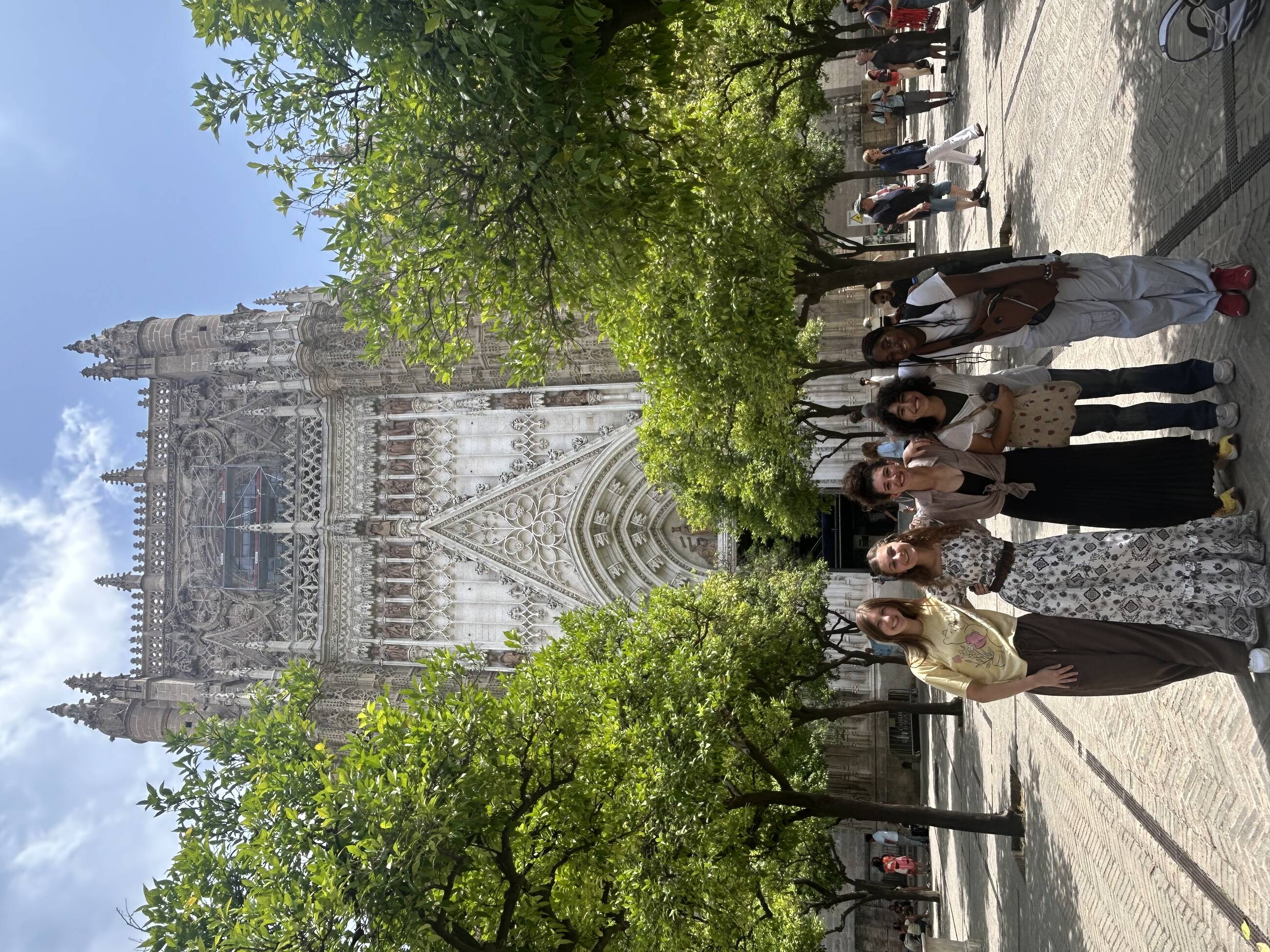 Mis amigas y yo enfrente de una iglesia en sevilla