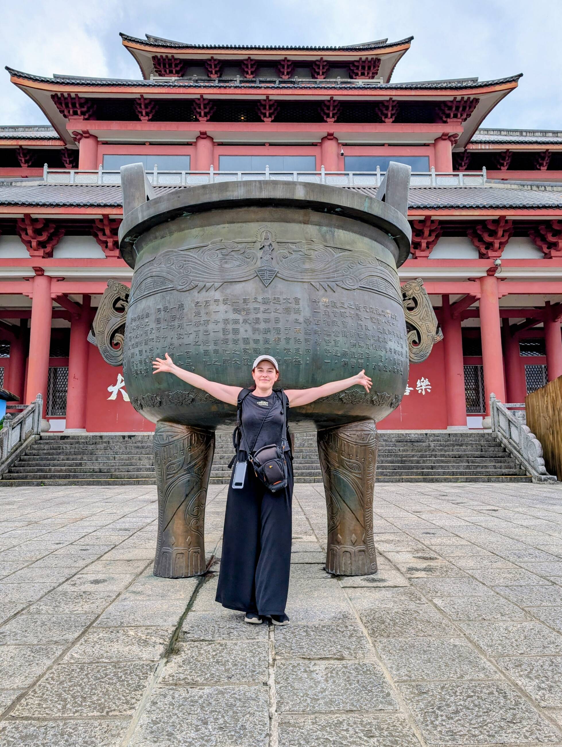Giant Ding at Chongsheng Temple