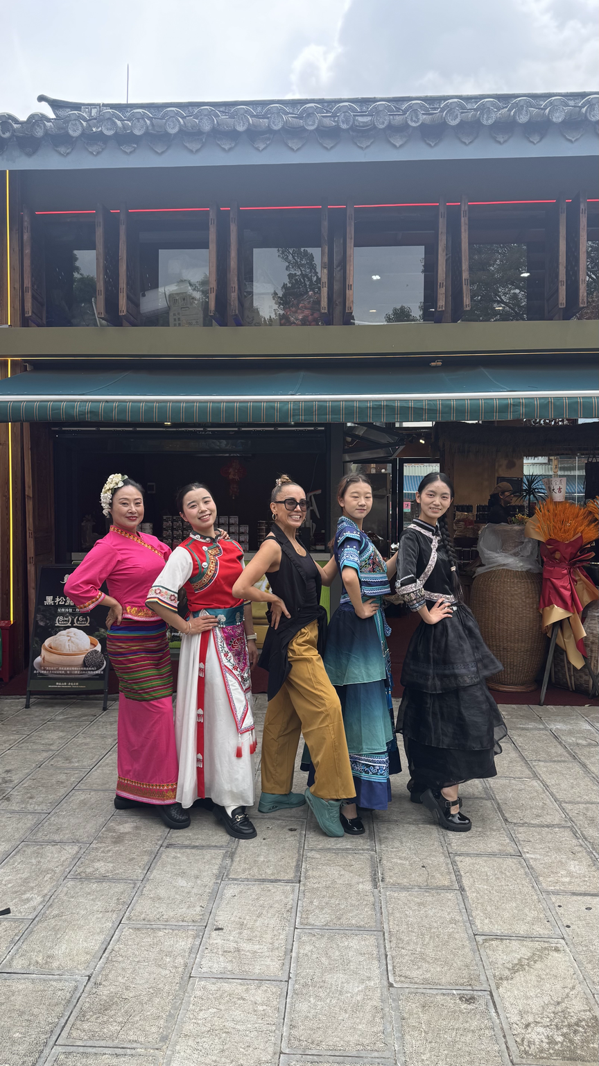 Dancing Chinese dance with these beautiful girls 
