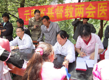 Minds Abroad student volunteer at Chinese clinic