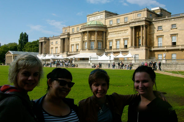 Ligon with friends at the Buckingham Palace. 
