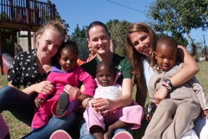 Volunteers with local South African kids 