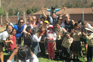 Volunteers with kids in Peru