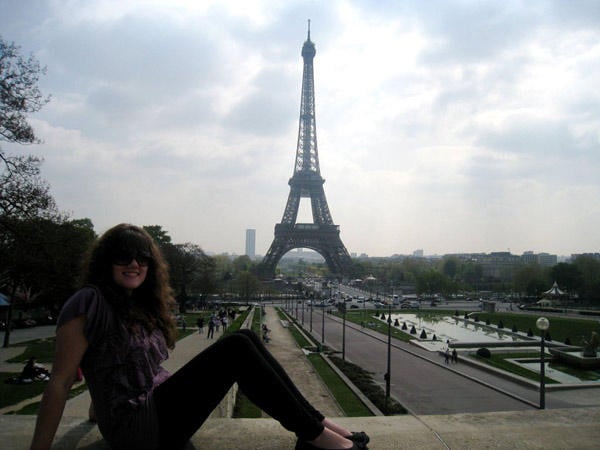 Jessica in front of the Eiffel Tower